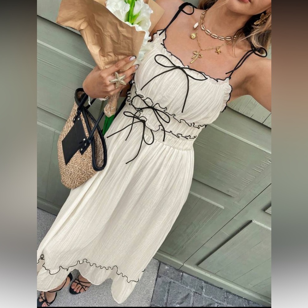 Elegant Cream Dress with Black Accents - Picture 2 of 7